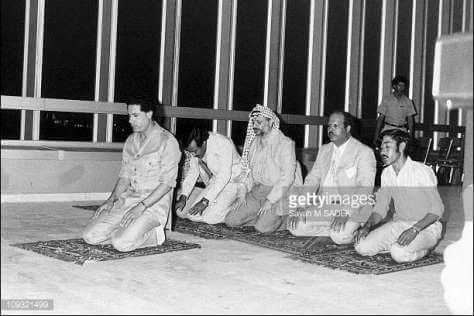 ১৯৮১ সালে গাদ্দাফির ইমামতিতে নামাজ পড়ছেন আরাফাত এবং অন্যান্যরা